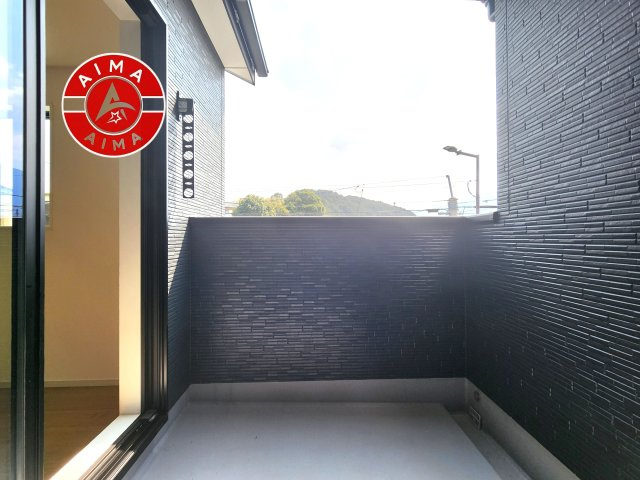 福岡市早良区内野2丁目第1-1棟（1号棟）のバルコニー|風をしっかりと感じられるバルコニーでは、毎日が洗濯日和です。広々としているので洗濯も楽しくなるでしょうし、気分転換にバルコニーからの眺めを楽しむのもいいでしょう。