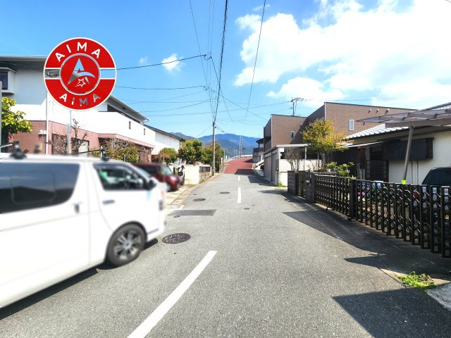 福岡市早良区内野2丁目第1-1棟（1号棟）の前面道路含む現地写真|前面道路は閑静な住宅地をはしる車通りの少ない道路。お車の出し入れが苦手なママや小さなお子様にも安心ですね。しっかり舗装もされているので、ベビーカーや自転車で通っても快適に通行できます。