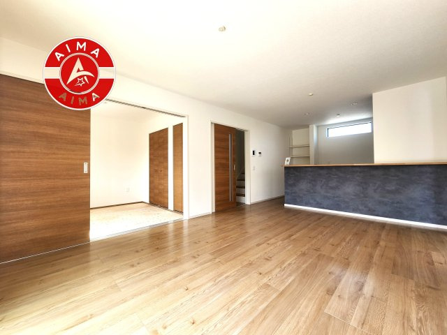 福岡市早良区内野2丁目第1-1棟（1号棟）の居間・リビング|ご家族を近くに感じられる対面キッチンのLDK。会話もはずみそうですね。