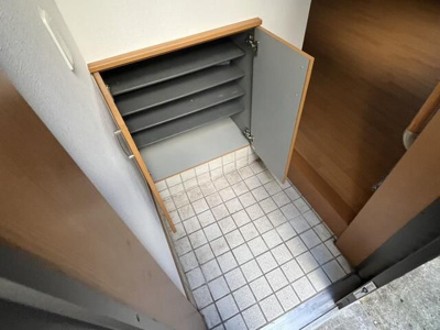 【玄関】 | 本郷5丁目戸建 | 落ち着いた玄関です