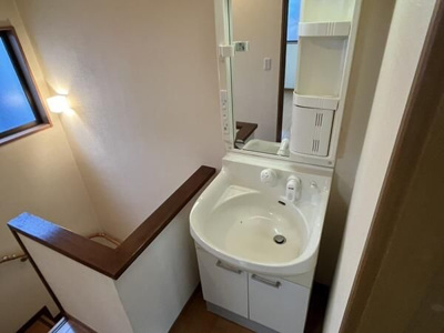 【洗面所】 | 本郷5丁目戸建 | コンパクトで使いやすい洗面所