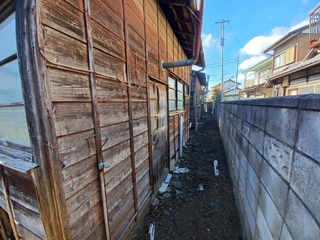 東松山市松葉町２丁目　古家付土地（更地渡し）74坪の外観