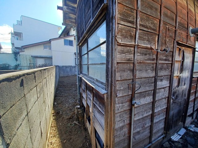 東松山市松葉町２丁目　古家付土地（更地渡し）74坪の外観