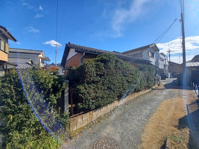 東松山市松葉町２丁目　古家付土地（更地渡し）74坪の前面道路含む現地写真|西側幅員約1.8ｍ～2.9ｍ公道に約14ｍ接す
