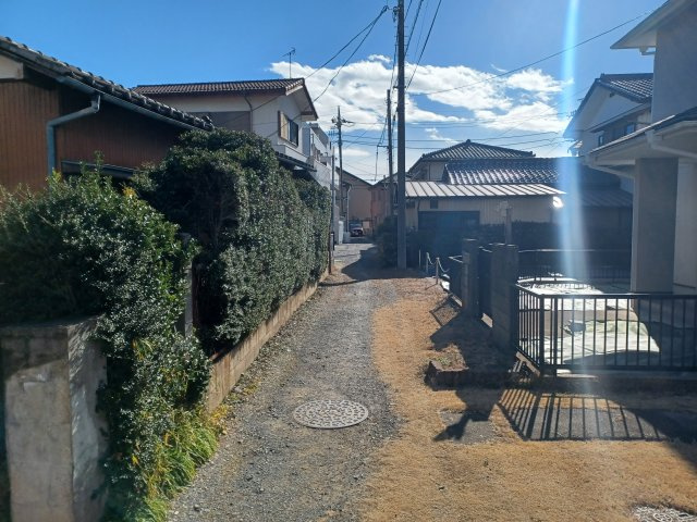 東松山市松葉町２丁目　古家付土地（更地渡し）74坪の前面道路含む現地写真|西側幅員約1.8ｍ～2.9ｍ公道に約14ｍ接す
