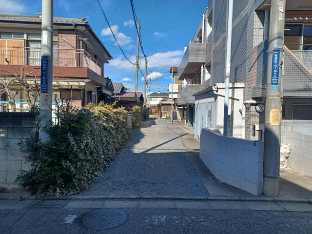 東松山市松葉町２丁目　古家付土地（更地渡し）74坪の前面道路含む現地写真|西側幅員約1.8ｍ～2.9ｍ公道に約14ｍ接す