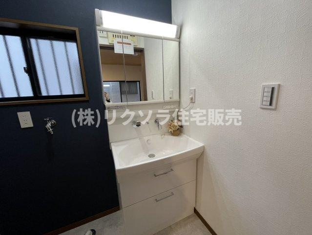 東香里3丁目　中古一戸建ての独立洗面台|■物件内覧・資金計画相談・住宅ローン相談、リフォーム相談、お問合せ受付中■
※当日・翌日のご内覧、ご相談はお電話でのお問合せがスムーズです！