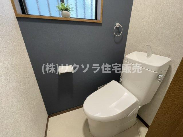 東香里3丁目　中古一戸建てのトイレ|温水洗浄便座付き
■物件内覧・資金計画相談・住宅ローン相談、リフォーム相談、お問合せ受付中■
※当日・翌日のご内覧、ご相談はお電話でのお問合せがスムーズです！