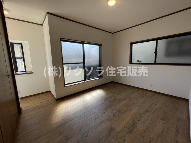 東香里3丁目　中古一戸建ての寝室|洋室7.0帖
■物件内覧・資金計画相談・住宅ローン相談、リフォーム相談、お問合せ受付中■
※当日・翌日のご内覧、ご相談はお電話でのお問合せがスムーズです！