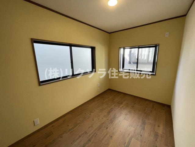 東香里3丁目　中古一戸建ての内装|洋室5.0帖
■物件内覧・資金計画相談・住宅ローン相談、リフォーム相談、お問合せ受付中■
※当日・翌日のご内覧、ご相談はお電話でのお問合せがスムーズです！