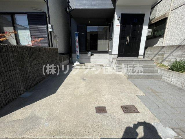 東香里3丁目　中古一戸建ての駐車場|カースペース
■物件内覧・資金計画相談・住宅ローン相談、リフォーム相談、お問合せ受付中■
※当日・翌日のご内覧、ご相談はお電話でのお問合せがスムーズです！