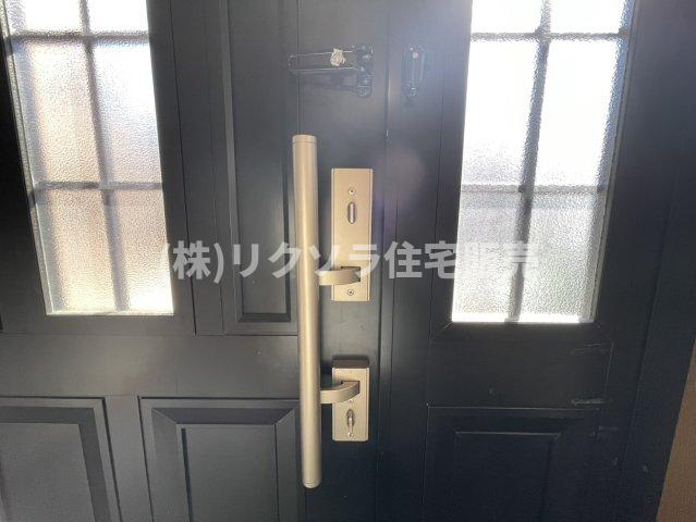 東香里3丁目　中古一戸建ての防犯設備|ツーシリンダー錠
■物件内覧・資金計画相談・住宅ローン相談、リフォーム相談、お問合せ受付中■
※当日・翌日のご内覧、ご相談はお電話でのお問合せがスムーズです！