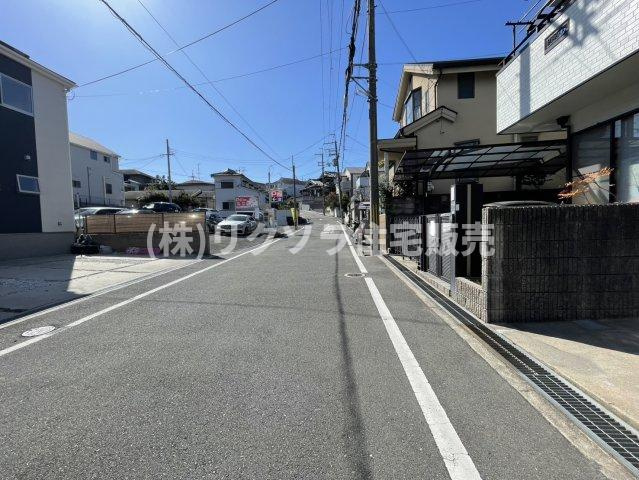 東香里3丁目　中古一戸建ての前面道路含む現地写真|前道　南東　幅員6.0ｍ
■物件内覧・資金計画相談・住宅ローン相談、リフォーム相談、お問合せ受付中■
※当日・翌日のご内覧、ご相談はお電話でのお問合せがスムーズです！