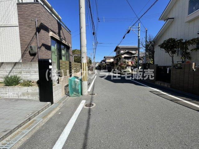 東香里3丁目　中古一戸建ての前面道路含む現地写真|前道　南東　幅員6.0ｍ
■物件内覧・資金計画相談・住宅ローン相談、リフォーム相談、お問合せ受付中■
※当日・翌日のご内覧、ご相談はお電話でのお問合せがスムーズです！