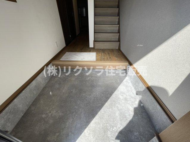 東香里3丁目　中古一戸建ての内装|玄関内部
■物件内覧・資金計画相談・住宅ローン相談、リフォーム相談、お問合せ受付中■
※当日・翌日のご内覧、ご相談はお電話でのお問合せがスムーズです！