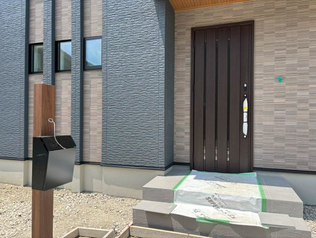タマタウン　羽島市江吉良町　全5区画分譲の玄関|玄関ドアの鍵はディンプルキーと内側はサムターンキーになっており防犯性の高い仕様になっています。