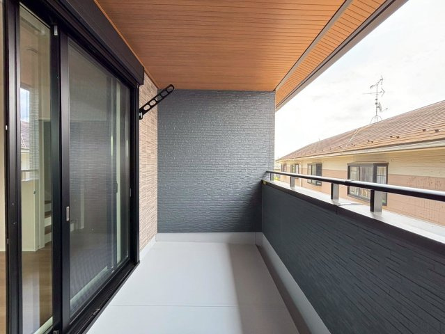 タマタウン　羽島市江吉良町　全5区画分譲のバルコニー|バルコニーは南向きで洗濯物もよく乾きます！強度と表面積硬度を持つFPRで防水しています。