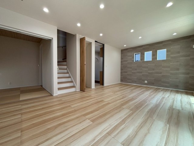 タマタウン　羽島市江吉良町　全5区画分譲の居間・リビング|最高級グレードの床材グラフィアート仕様。家族が増える事を考えて約20帖近くの広さにこだわっています
