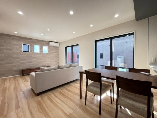 タマタウン　羽島市江吉良町　全5区画分譲の居間・リビング|最高級グレードの床材グラフィアート仕様。家族が増える事を考えて約20帖近くの広さにこだわっています
