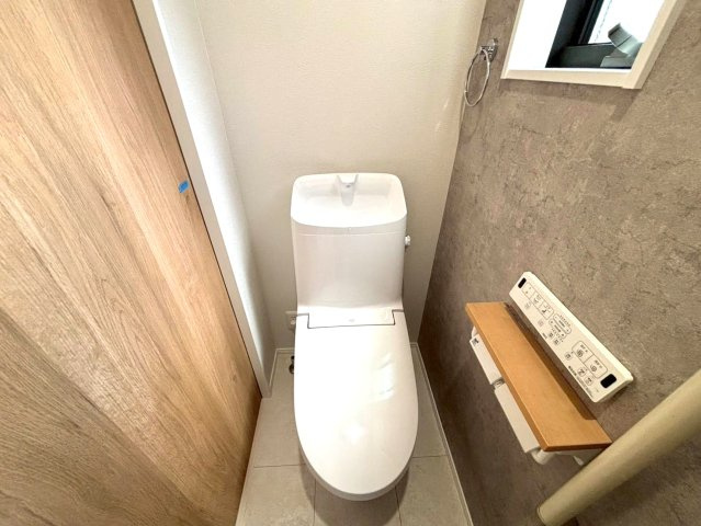 タマタウン　羽島市江吉良町　全5区画分譲のトイレ|超節水型の水洗トイレを標準採用。汚れが付きにくいコーティング加工で、いつでも清潔に保てる便座を装備。