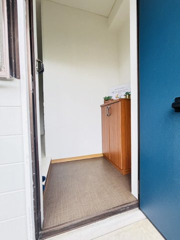 太宰府市五条２丁目のアパートの玄関|別号数タイプ