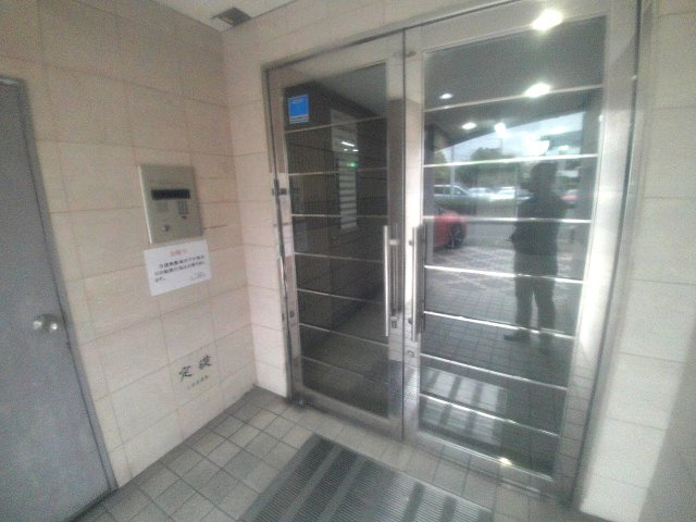 YKハイツ西明石のエントランス