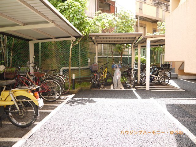 【駐輪場】 | 朝日プラザ志村坂上 | 屋根付きの駐輪場となっていますので、雨の日でも大切な自転車が濡れずに済みます。