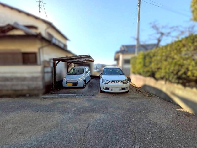 高知市吸江　平屋中古一戸建ての駐車場|カーポート付き駐車場。雨の日の乗り降りも快適です。
