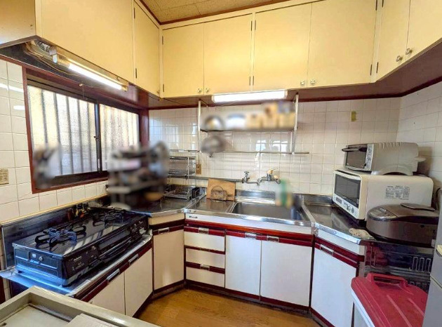 高知市吸江　平屋中古一戸建てのキッチン|吊戸棚付きで収納豊富。キッチンまわりもすっきり