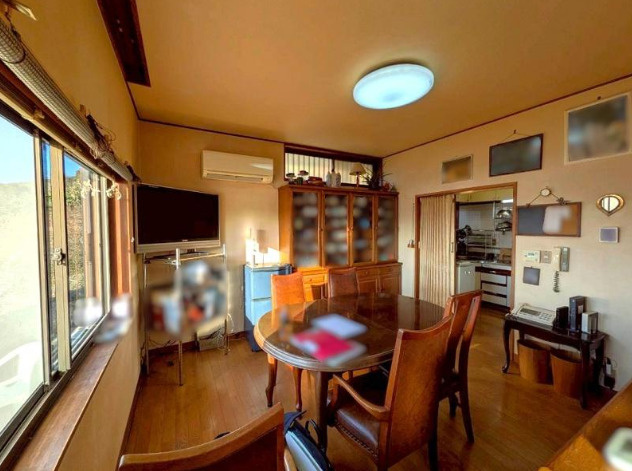 高知市吸江　平屋中古一戸建てのダイニング|木の温もりを感じる落ち着いたダイニング。外の景色を眺めながら、ゆったりとした時間を過ごせます