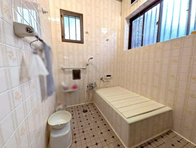 高知市吸江　平屋中古一戸建ての浴室|窓付きで明るく、しっかり換気できる浴室です。