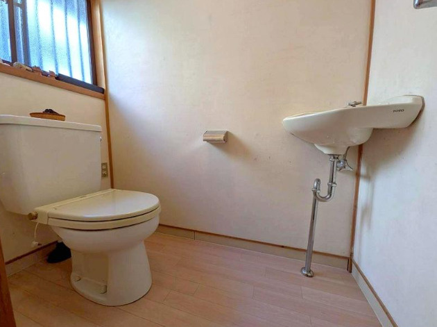 高知市吸江　平屋中古一戸建てのトイレ|手洗い器付きで、清潔に使えるトイレです