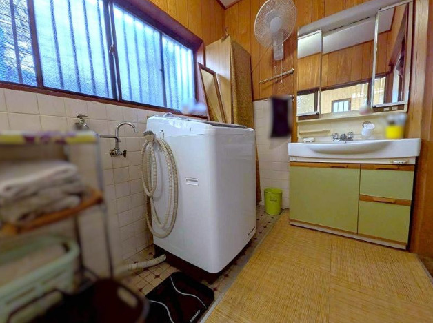 高知市吸江　平屋中古一戸建ての独立洗面台|作業スペースにゆとりがあり、身支度もしやすい洗面室