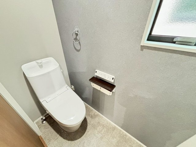 タマタウン　羽島市江吉良町　全5区画分譲のトイレ|超節水型の水洗トイレを標準採用。汚れが付きにくいコーティング加工で、いつでも清潔に保てる便座を装備。