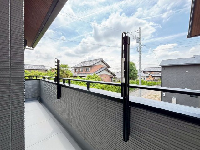 タマタウン　羽島市江吉良町　全5区画分譲のバルコニー|バルコニーは南向きで洗濯物もよく乾きます！強度と表面積硬度を持つFPRで防水しています。