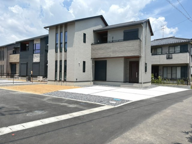 タマタウン　羽島市江吉良町　全5区画分譲の駐車場|ビルトイン型の三口コンロはコンロ周りの凹凸や隙間が少なくお手入れがしやすくなっています。