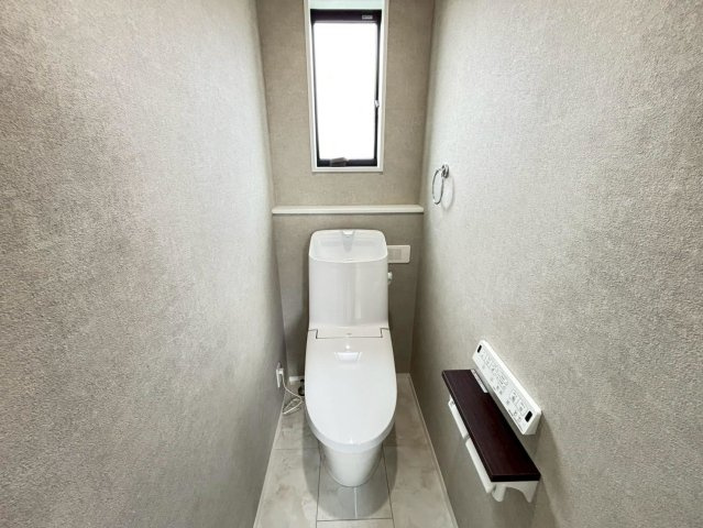 タマタウン　羽島市江吉良町　全5区画分譲のトイレ|超節水型の水洗トイレを標準採用。汚れが付きにくいコーティング加工で、いつでも清潔に保てる便座を装備。
