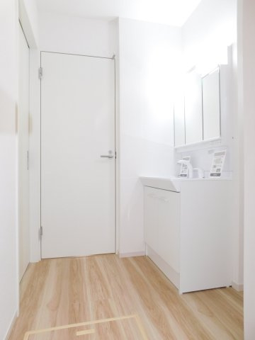 名古屋市中川区中須町字辻ノ上の新築一戸建の独立洗面台|◇洗面室◇　　三面鏡付シャワードレッサー（７５０サイズ）　くもり止め仕様
