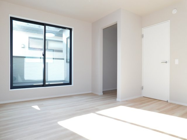 名古屋市中川区中須町字辻ノ上の新築一戸建の洋室|◇洋室◇　　明るい洋室９．３帖　ウォークインクローゼット完備！　バルコニー付き♪