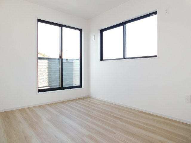 名古屋市中川区中須町字辻ノ上の新築一戸建の洋室|◇洋室◇　　明るい洋室７．０帖　ウォークインクローゼット完備！　バルコニー付き♪