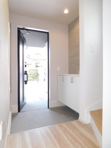 名古屋市中川区中須町字辻ノ上の新築一戸建の玄関|◇玄関◇　　家族の履物がしっかり収納できるシューズ収納！