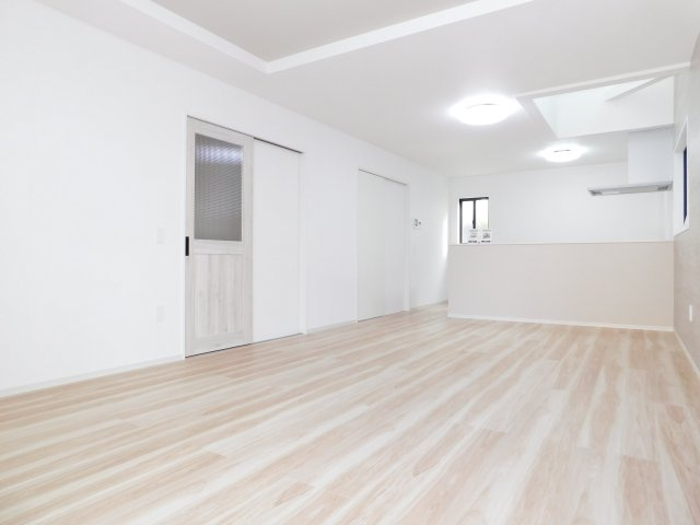 名古屋市中川区中須町字辻ノ上の新築一戸建の居間・リビング|◇リビング◇　　明るいリビング１９．６帖　折上天井のオシャレな空間♪