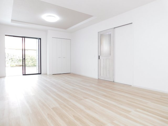 名古屋市中川区中須町字辻ノ上の新築一戸建の居間・リビング|◇リビング◇　　明るいリビング１９．６帖　リビング収納完備！　