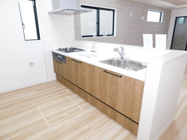 名古屋市中川区中須町字辻ノ上の新築一戸建のキッチン|◇キッチン◇　　人気の対面式・人造大理石カウンター・浄水器一体型水栓・静音仕様シンク・薄型換気扇・Ｓｉセンサーコンロ（３口）・床下収納庫など