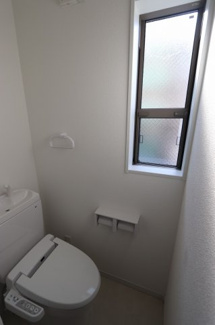 【トイレ】 | シャルム土樋 | ※参考写真です。小窓はございません。