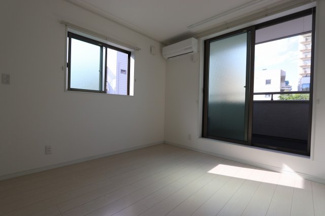 【洋室】 | シャルム土樋 | ※間取りは反転タイプです。中部屋のため壁側小窓はございません。