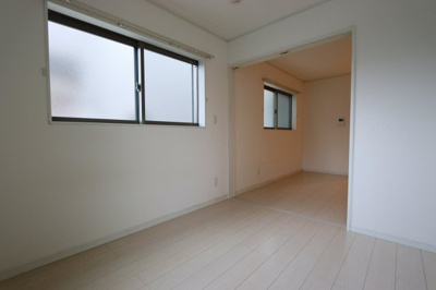 【居間・リビング】 | シャルム土樋 | 角部屋で二面採光です
