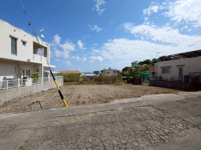 【売地】沖縄市高原4丁目-1区画の前面道路含む現地写真