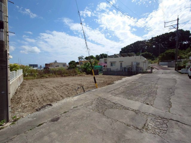 【売地】沖縄市高原4丁目-1区画の前面道路含む現地写真