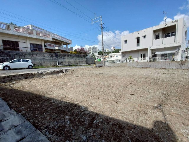 【売地】沖縄市高原4丁目-1区画の前面道路含む現地写真